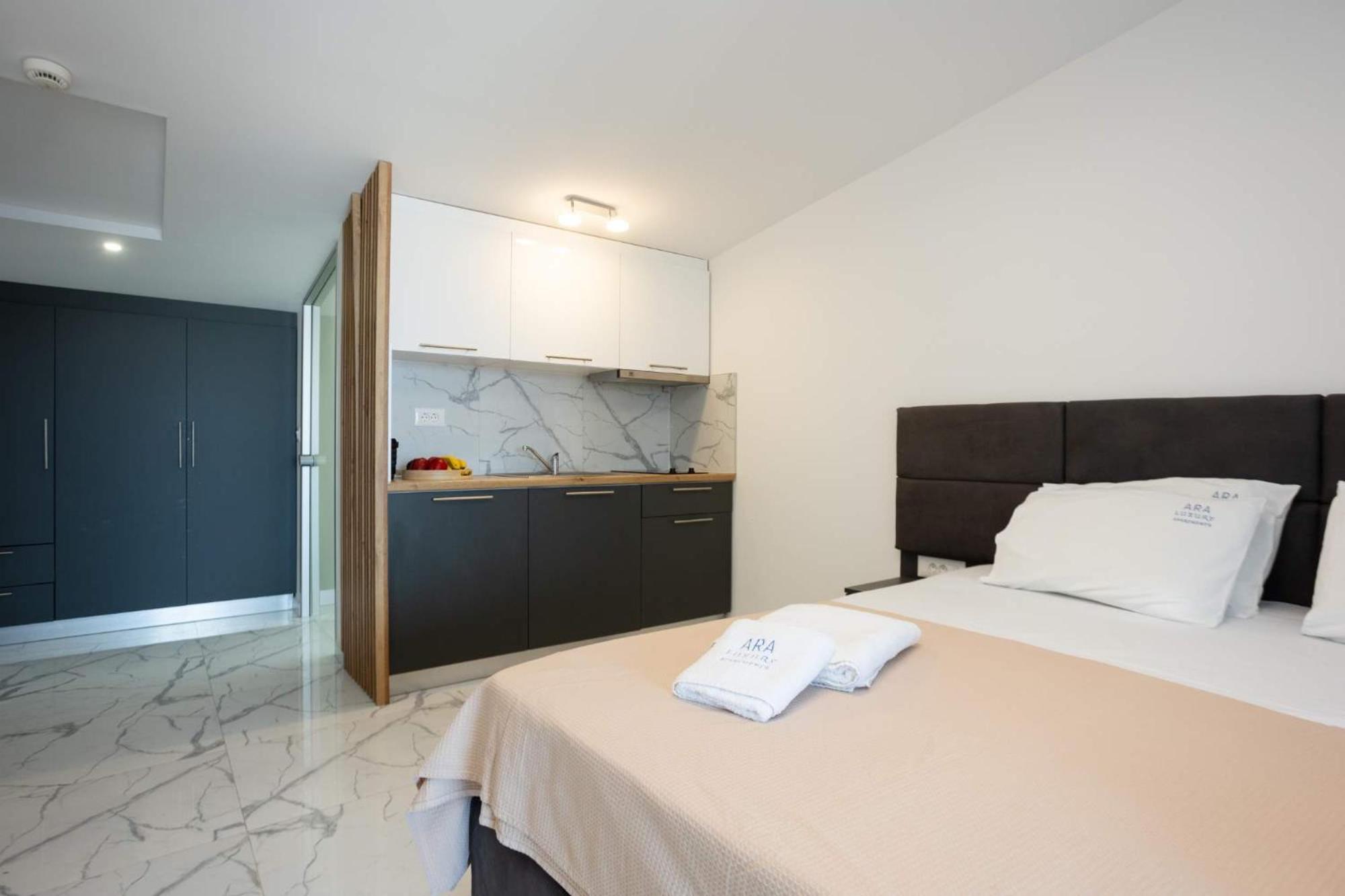 Avgerinos Apartments Polychrono Bagian luar foto